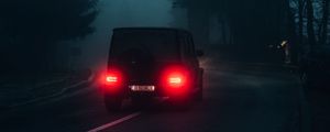 Превью обои mercedes, автомобиль, фонари, дорога, туман, темный