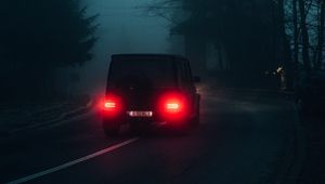 Превью обои mercedes, автомобиль, фонари, дорога, туман, темный