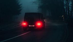 Превью обои mercedes, автомобиль, фонари, дорога, туман, темный