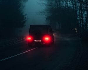 Превью обои mercedes, автомобиль, фонари, дорога, туман, темный