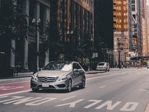 Превью обои mercedes, автомобиль, город, архитектура, чикаго, сша