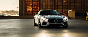 Превью обои mercedes, автомобиль, серебристый, стоянка, здание