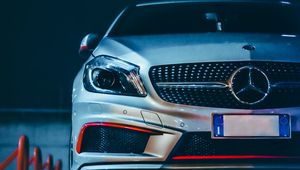 Превью обои mercedes, автомобиль, серый, вид спереди, ночь