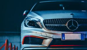 Превью обои mercedes, автомобиль, серый, вид спереди, ночь