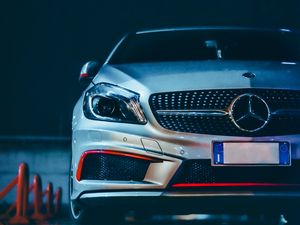 Превью обои mercedes, автомобиль, серый, вид спереди, ночь