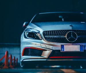 Превью обои mercedes, автомобиль, серый, вид спереди, ночь