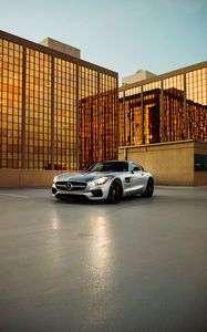 Превью обои mercedes, автомобиль, серый, здание, стоянка