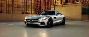 Превью обои mercedes, автомобиль, серый, здание, стоянка