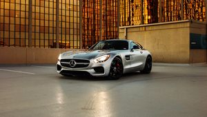 Превью обои mercedes, автомобиль, серый, здание, стоянка