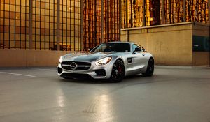 Превью обои mercedes, автомобиль, серый, здание, стоянка