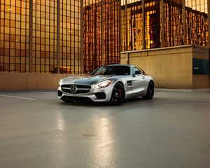 Превью обои mercedes, автомобиль, серый, здание, стоянка