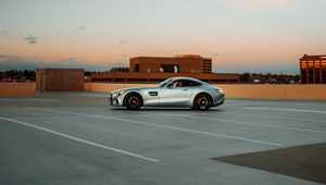 Превью обои mercedes, автомобиль, серый, стоянка, здания