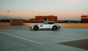 Превью обои mercedes, автомобиль, серый, стоянка, здания