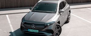 Превью обои mercedes, автомобиль, серый, стоянка, асфальт