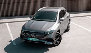 Превью обои mercedes, автомобиль, серый, стоянка, асфальт