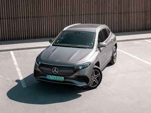 Превью обои mercedes, автомобиль, серый, стоянка, асфальт