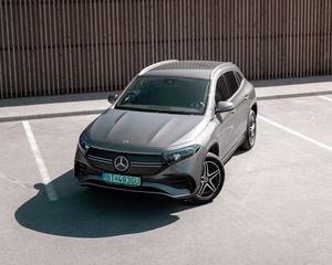 Превью обои mercedes, автомобиль, серый, стоянка, асфальт