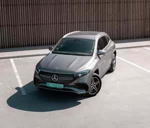 Превью обои mercedes, автомобиль, серый, стоянка, асфальт