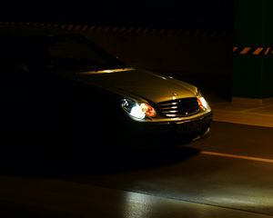 Превью обои mercedes, автомобиль, серый, дорога, темный