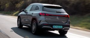 Превью обои mercedes, автомобиль, серый, скорость, дорога