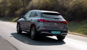 Превью обои mercedes, автомобиль, серый, скорость, дорога