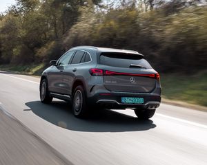 Превью обои mercedes, автомобиль, серый, скорость, дорога