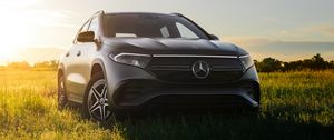 Превью обои mercedes, автомобиль, серый, поле, трава