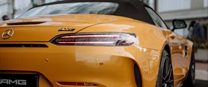 Превью обои mercedes, автомобиль, спорткар, желтый, фонарь, вид сзади