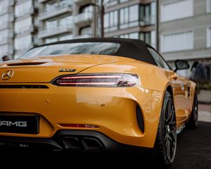 Превью обои mercedes, автомобиль, спорткар, желтый, фонарь, вид сзади