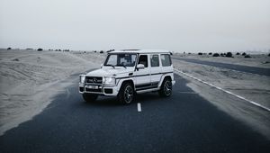 Превью обои mercedes, автомобиль, внедорожник, белый, дорога, пустыня
