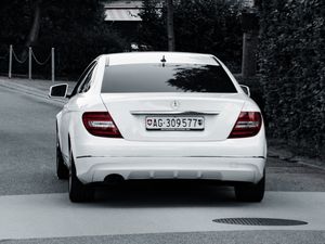 Превью обои mercedes benz, автомобиль, вид сзади, белый, дорога