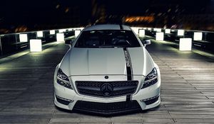 Превью обои mercedes benz cls, mercedes benz, ночь, вид спереди, бампер