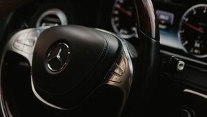 Превью обои mercedes benz, руль, салон, рука