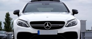 Превью обои mercedes c63 amg, mercedes, машина, белый, вид спереди