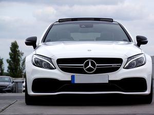 Превью обои mercedes c63 amg, mercedes, машина, белый, вид спереди