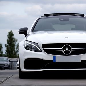 Превью обои mercedes c63 amg, mercedes, машина, белый, вид спереди