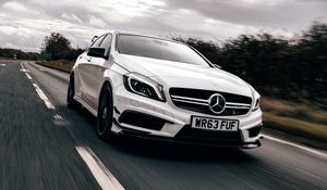 Превью обои mercedes cla45, mercedes, автомобиль, белый, скорость, дорога