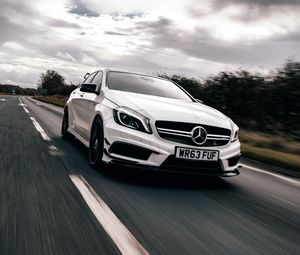 Превью обои mercedes cla45, mercedes, автомобиль, белый, скорость, дорога