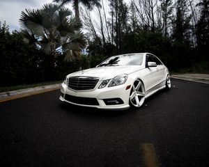 Превью обои mercedes e350, mercedes, автомобиль, белый, вид спереди