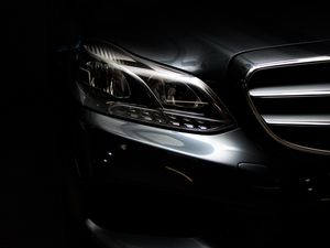 Превью обои mercedes e class, mercedes, фара, вид спереди, серебристый, темный, бампер