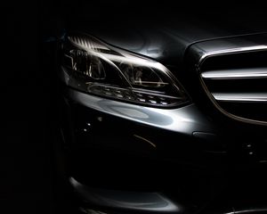 Превью обои mercedes e class, mercedes, фара, вид спереди, серебристый, темный, бампер