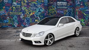 Превью обои mercedes, e class, тюнинг, белый, граффити