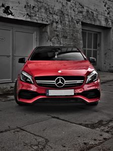 Превью обои mercedes, машина, красный, вид спереди, здание, серый