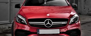 Превью обои mercedes, машина, красный, вид спереди, здание, серый