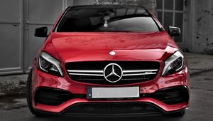 Превью обои mercedes, машина, красный, вид спереди, здание, серый