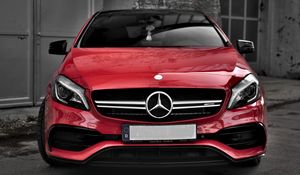 Превью обои mercedes, машина, красный, вид спереди, здание, серый