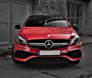 Превью обои mercedes, машина, красный, вид спереди, здание, серый