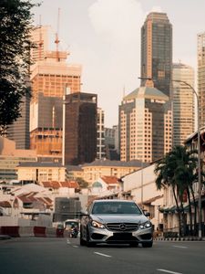 Превью обои mercedes, машина, вид спереди, дорога, город