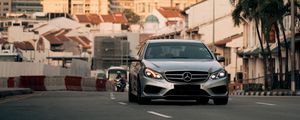 Превью обои mercedes, машина, вид спереди, дорога, город
