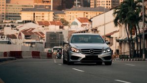 Превью обои mercedes, машина, вид спереди, дорога, город